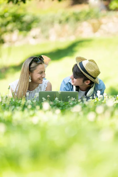 Teenager Boy Girl Talking Face Face Lying Grass Outdoors Park — Stock Photo, Image