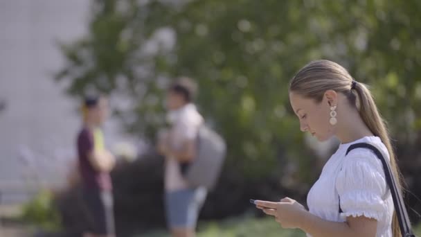 Pretty Teenager Girl Text Messaging Phone Outdoors Park Continues Walking — Αρχείο Βίντεο