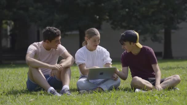 Group Teenager Friends Using Laptop Reacting Social Media Content Outdoors — Vídeo de stock