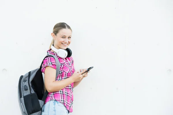 Pretty Teenager Girl Using Phone Wall Student Carrying Backpack Concrete — Stockfoto