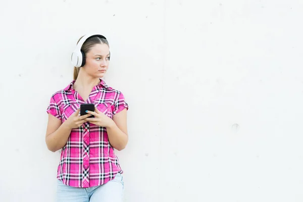 Pretty Teenager Girl Listening Music Podcast Headphones Looking Side Young — Stockfoto