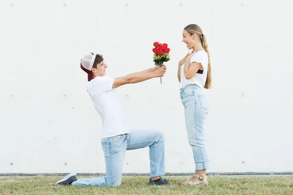 Teenager Offering Bouquet Flowers Girlfriend Boy Making Proposal Girl — Stockfoto