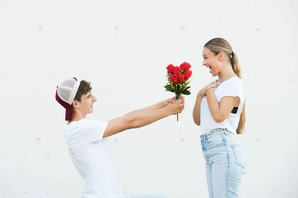 Teenager Boy Holding Flowers Making Proposal Girlfriend — Stockfoto