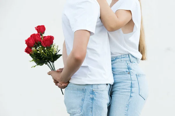 Closeup Young Couple Hugging Man Holding Flowers Give Surprise Girlfriend — Stockfoto