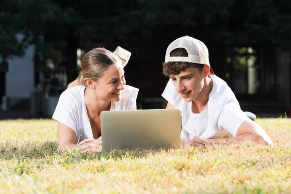 Teenager Boy Girl Working Together Laptop While Lying Grass Outdoors — Stock Photo, Image