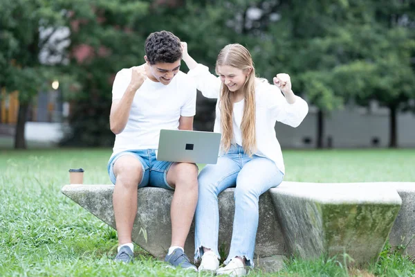 Diákok Pár Ünnepli Eredményeket Laptopon Tinédzserek Dolgoznak Szabadban Egy Parkban — Stock Fotó