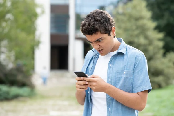 Απογοητευμένος Ισπανόφωνος Που Κοιτάει Τηλέφωνο Άσχημο Πρόσωπο Μαθητής Λαμβάνει Άσχημα — Φωτογραφία Αρχείου