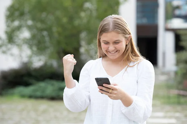 Teenager Mädchen Feiert Gute Ergebnisse Telefon Influencer Kontrollieren Wachstum Sozialen — Stockfoto