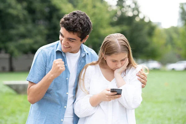 Teenagermädchen Die Schlechte Nachrichten Telefon Erhalten Und Hipokritenjunge Die Feiern — Stockfoto