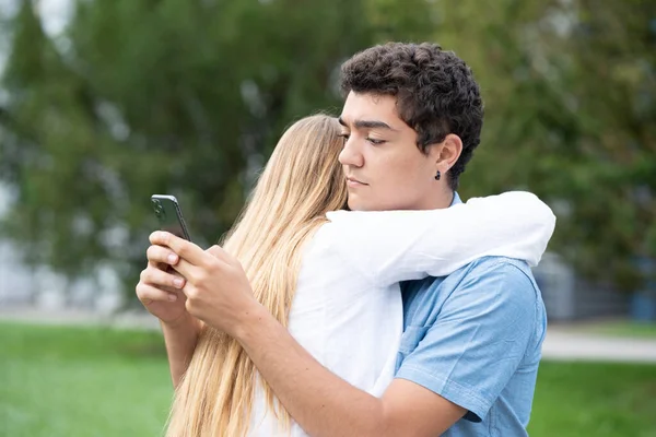 Adolescente Hispano Abrazando Novia Charlando Por Teléfono Engaño Infidelidad Concepto — Foto de Stock