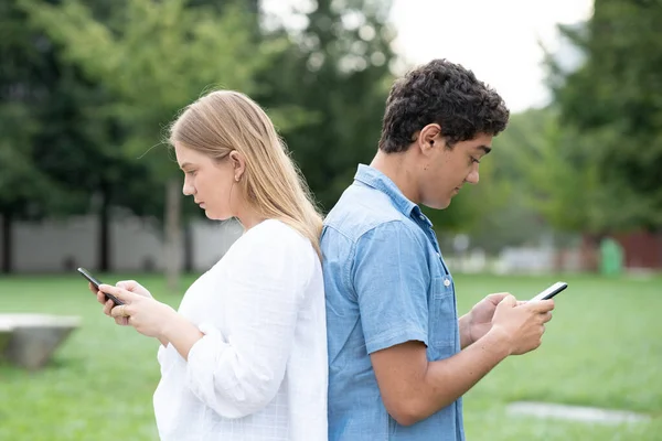 Tonårspar Som Använder Telefoner Bakifrån Begreppet Missbruk Digitala Och Sociala — Stockfoto