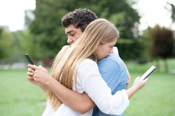 Teenager Paar Das Sich Umarmt Und Gleichzeitig Telefoniert Soziale Medien — Stockfoto