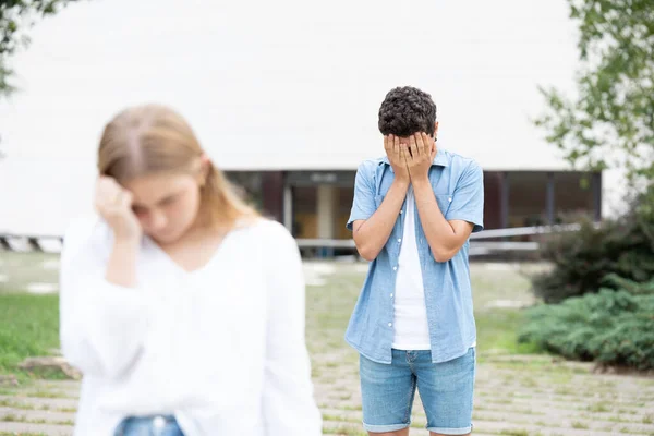 Adolescente Menino Chorando Depois Romper Triste Namorada Deixando Ele — Fotografia de Stock