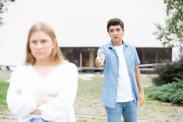 Latino Tiener Jongen Smeken Vergiffenis Aan Vriendin Breuk Droevig Boos — Stockfoto