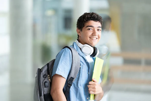 Retrato Positivo Estudiante Universitario Hispano Alegre Sosteniendo Carpetas Adolescente Chico — Foto de Stock