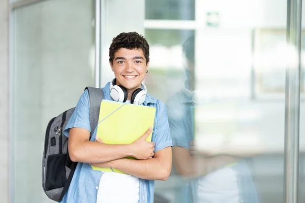 Retrato Estudiante Universitario Hispano Positivo Sosteniendo Carpetas Mirando Cámara Con — Foto de Stock