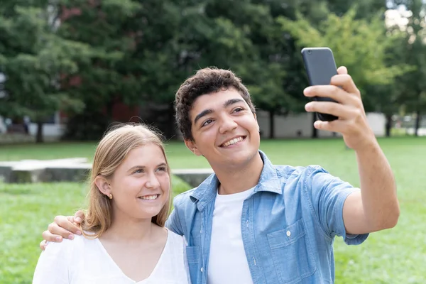 Wesoła Para Nastolatków Robi Selfie Parku — Zdjęcie stockowe
