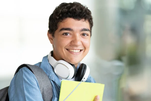 Närbild Porträtt Latinamerikansk Tonåring Student Ler Och Tittar Kameran — Stockfoto