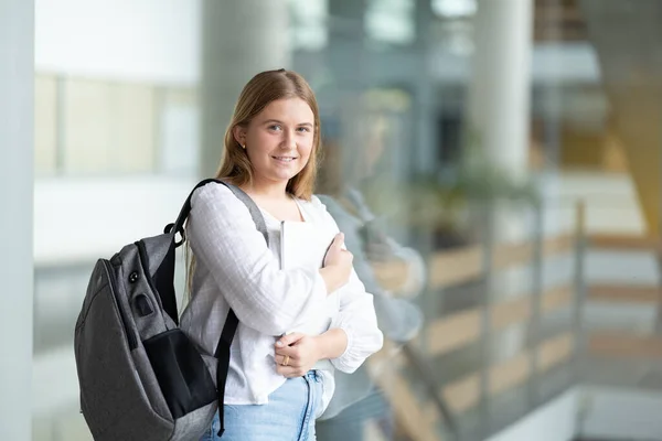 Portret Van Een Glimlachende Mollige Universiteit Student Meisje Met Laptop — Stockfoto