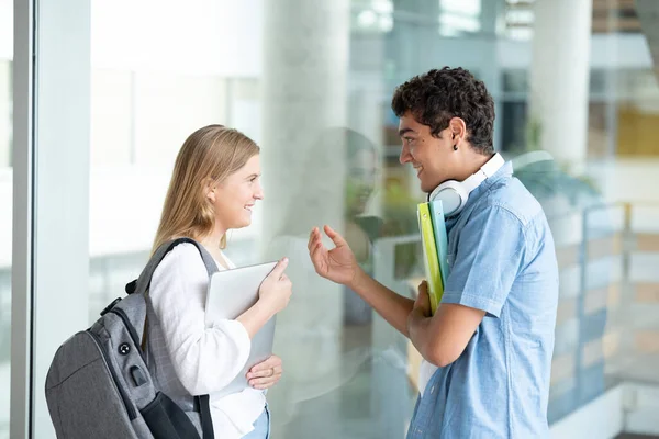 Twee Lachende Studenten Die Kletsen Praten — Stockfoto