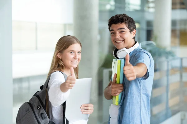 Positive Studenten Paaren Sich Mit Erhobenem Daumen Lächelnd Die Kamera — Stockfoto