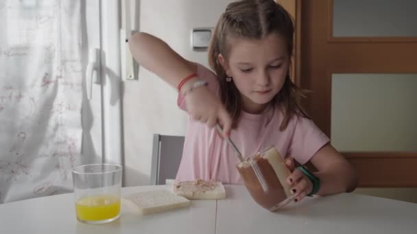 Liten Flicka Som Gör Chokladsmörgås Ohälsosam Kost Koncept — Stockvideo