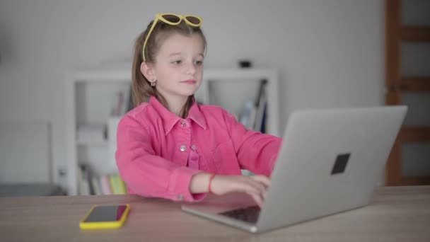 Stolzes Kleines Mädchen Tippt Auf Laptop Und Beendet Die Arbeit — Stockvideo
