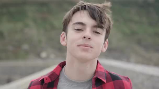 Potret Remaja Pemalu Melihat Kamera Dan Tersenyum — Stok Video