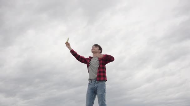 Інфлюенсер Підліток Тримає Телефон Розмовляє Камерою Відкритому Повітрі Хлопчик Тече — стокове відео
