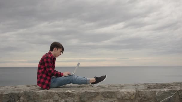 Хлопчик Фрілансер Підліток Працює Ноутбуці Під Час Заходу Сонця Студент — стокове відео