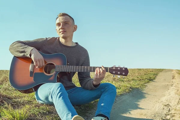 Gitarlı bir adam. Müzik aleti çalan bir adam.