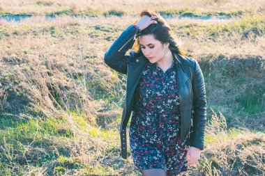 Tarlada yürüyen genç ve güzel bir kız. Açık havada yürüyorum.