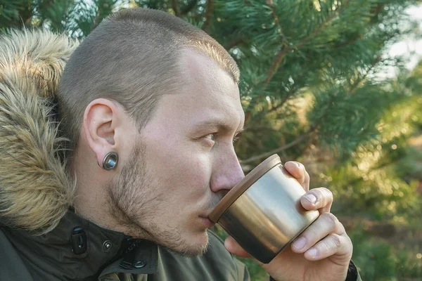 Outdoor Recreation Hard Trip Young Man Drinks Hot Tea Mug — Stock Photo, Image