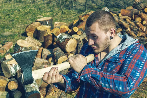 Man Cutting Wood Acute — Stock Photo, Image