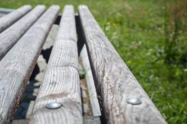 Tahta bank. Bankta otur. Eski ahşap bank. Bahçedeki bankta.