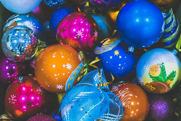 Renkli Noel baloları. Noel ağacını süslemek için yuvarlak oyuncaklar