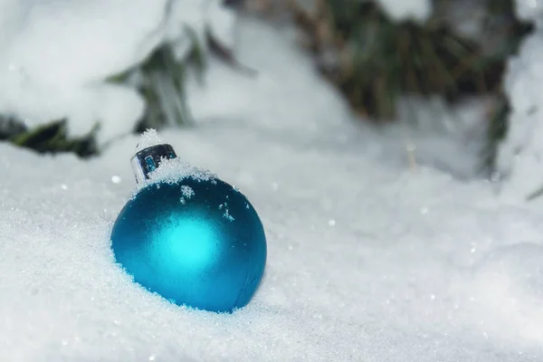 Kerstbal Sneeuw Blauwe Bal Voor Nieuwjaarsvakantie Vakantie Stemming — Stockfoto