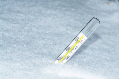 Termometreyle ölçme derecesi. Karda termometre. Soğuk hava.
