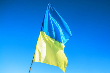 Mavi gökyüzünün arka planında Ukrayna bayrağı. Ukrayna devletinin bayrağı. Egemen devlet