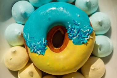 İçmek için yiyecek. Tabaktaki şekerlemeler. Lezzetli taze ekmek