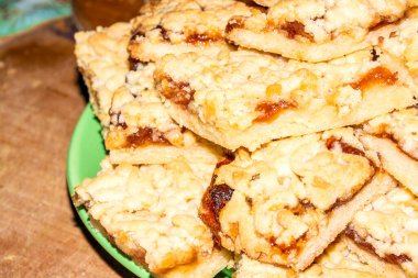 Elmalı turta tabakta. Pasta tatlı reçelle kaplı. Lezzetli yemek.