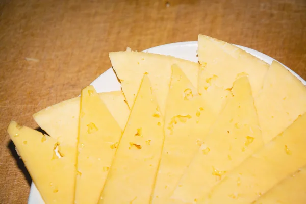 おいしいハードチーズ 健康的なおいしい食べ物 プレート上の黄色のチーズ — ストック写真
