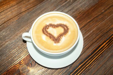 Ahşap bir masada romatik kahve. Sıcak kahve içeceği. Kahve dükkanında kahve.