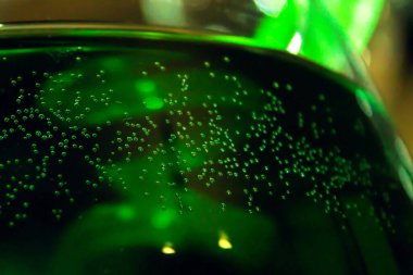 Yeşilden bir içki. Kullanışlı bir bitki karışımı. İçecekteki hava kabarcıkları