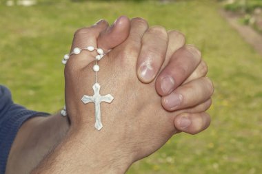 Ellerin duayla bağlandı. Dini haç. Tanrı 'ya dua et. Hıristiyan inancı