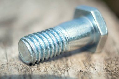 Sürgülü cıvata. Cıvata ipliği. İş için alet. Çalışan metal cıvata