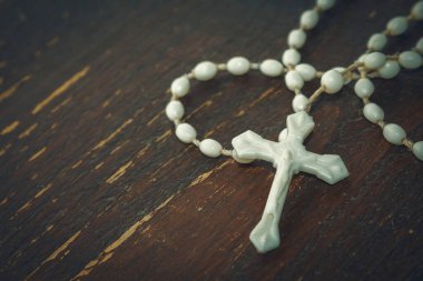 Ahşap bir masada haç. Dünya Hristiyan dini. Maneviyatın gelişimi
