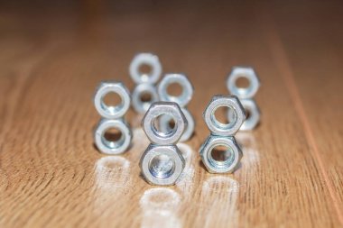 Cıvataya fındık. Birbiri üzerine katlanmış fındıklar. Metal şekiller