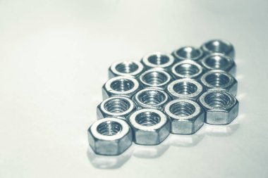 Altıgen cıvata somunları. Beyaz arka planda metal fındıklar. Yuvarlak fındık