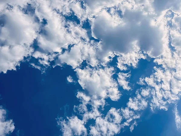 Céu Azul Sem Limites Céu Para Design Nuvens Encaracoladas Brancas — Fotografia de Stock